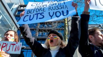 Manifestantes na Bélgica pedem banimento da Rússia no Swift