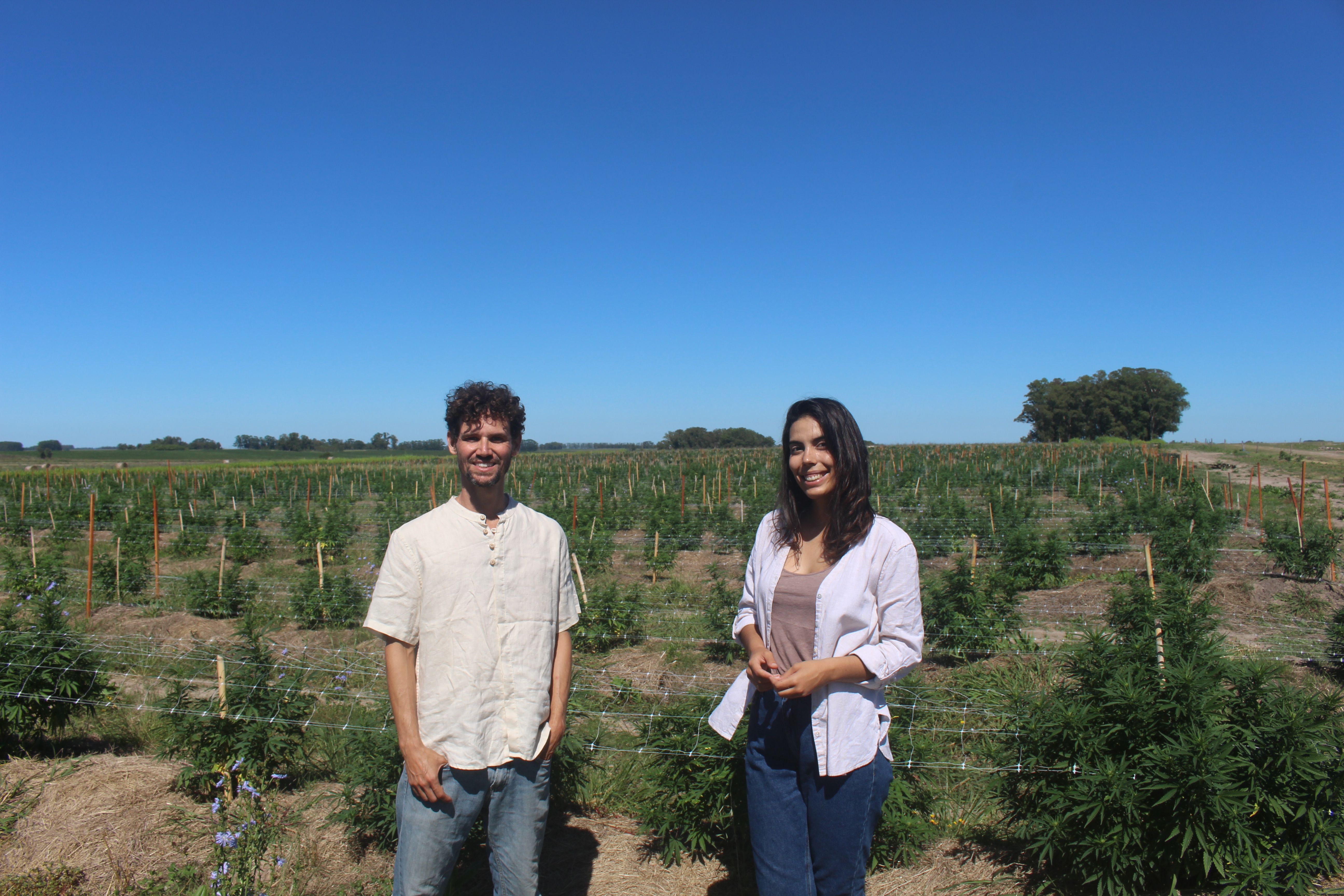 Camila Viana e Lucas Cançado, sócios da CBeDifferent na fazenda Meraki, que dirigem no Uruguai (InfoMoney/Arquivo Pessoal)