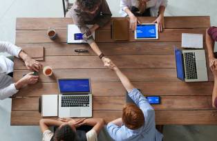 Aperto de mão entre empreendedores; negociação; reunião; startup