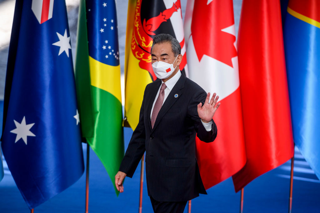 O ministro das Relações Exteriores da China, Wang Yi, chega para o 1º dia da cúpula do G20 em Roma, em 30 de outubro de 2021, na Itália. (Foto de Antonio Masiello/Getty Images)