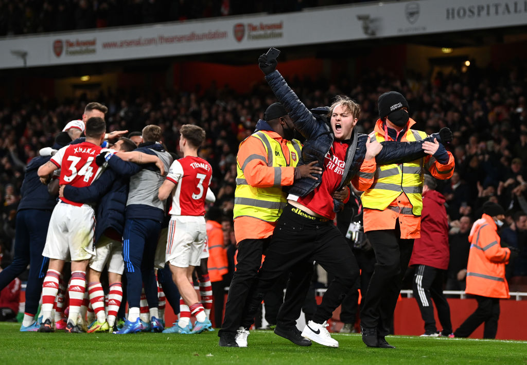 Torcedor é retirado de campo após gol do Arsenal contra o Wolverhampton, no Campeonato Inglês (Shaun Botterill/Getty Images)