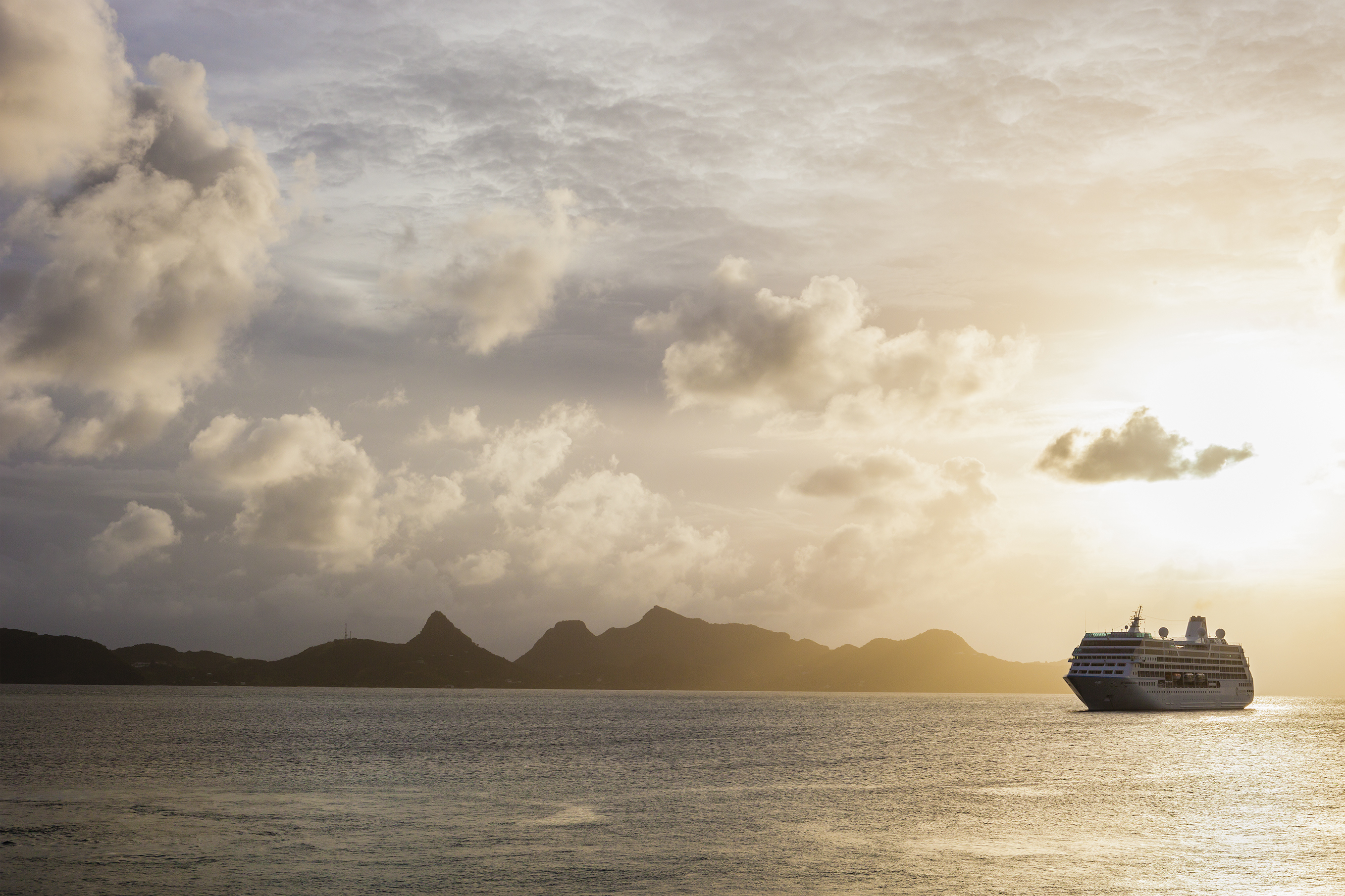 Navio de cruzeiro atracado na Ilha Mayreau, uma das Granadinas. A ilha ao fundo é a Union Island, outra do arquipélago.