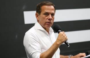 João Doria fala em microfone durante evento do governo de São Paulo