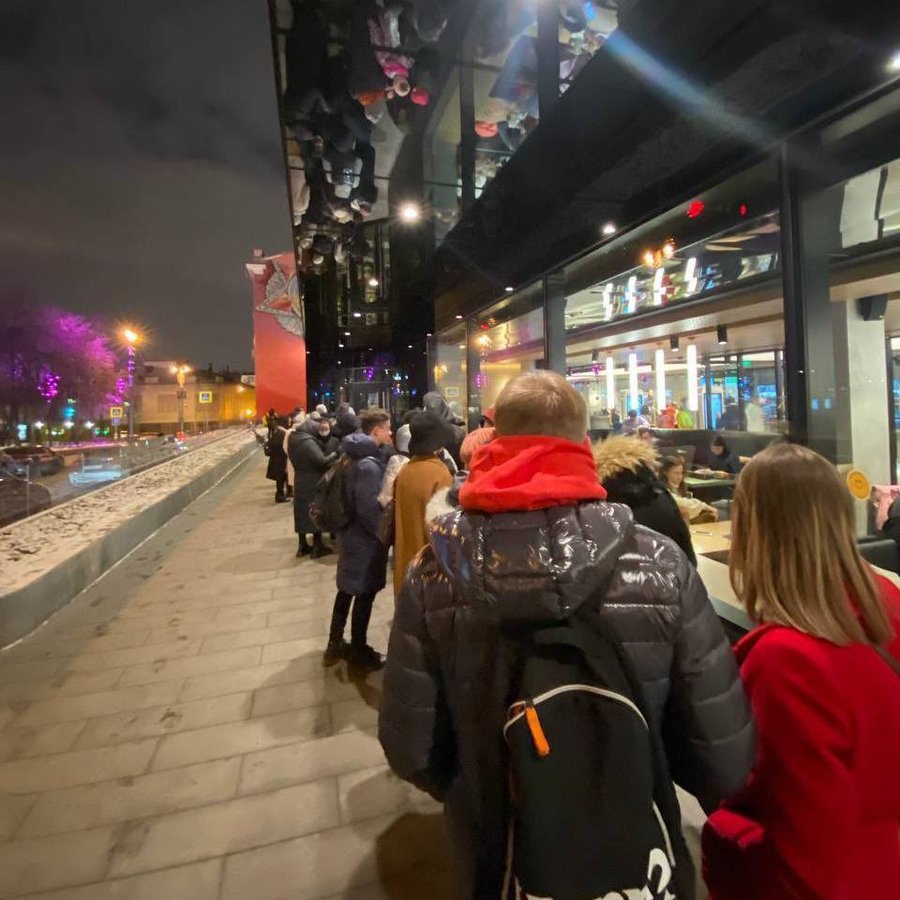 Russos fazem fila para comer na unidade do McDonald's na praça Pushkin, em Moscou, antes de a rede fast food suspender suas operações na Rússia devido à guerra na Ucrânia (Reprodução/Twitter)