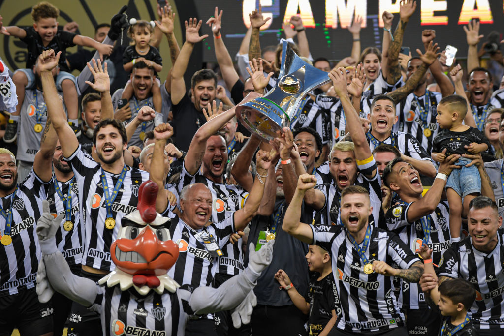 Jogadores do Atlético-MG levantam o troféu do Brasileirão 2021 (Pedro Vilela/Getty Images)