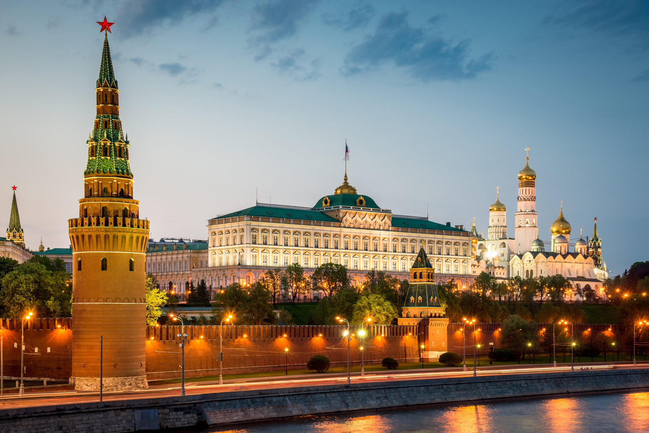O belo, iluminado e famoso Kremlin, residência oficial da Presidência da Federação Russa, na capital Moscou