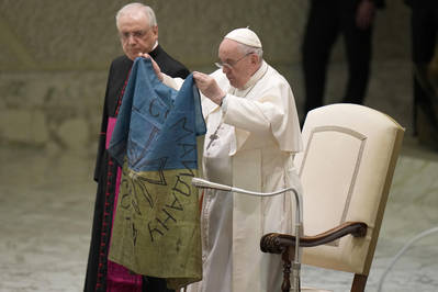 Papa Francisco mostra bandeira da Ucrânia que lhe foi trazida da cidade de Bucha, em 6 de abril de 2022. Foto: ALESSANDRA TARANTINO/ASSOCIATED PRESS/ESTADÃO CONTEÚDO