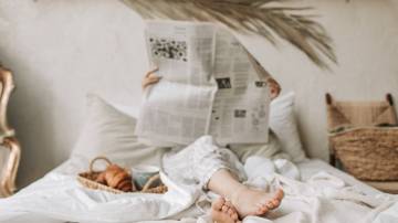 Pessoa lendo jornal