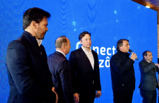O ministro das Comunicações, Fábio Faria, ao lado do empresário sul-africano Elon Musk e do presidente Jair Bolsonaro, em Porto Feliz (SP)