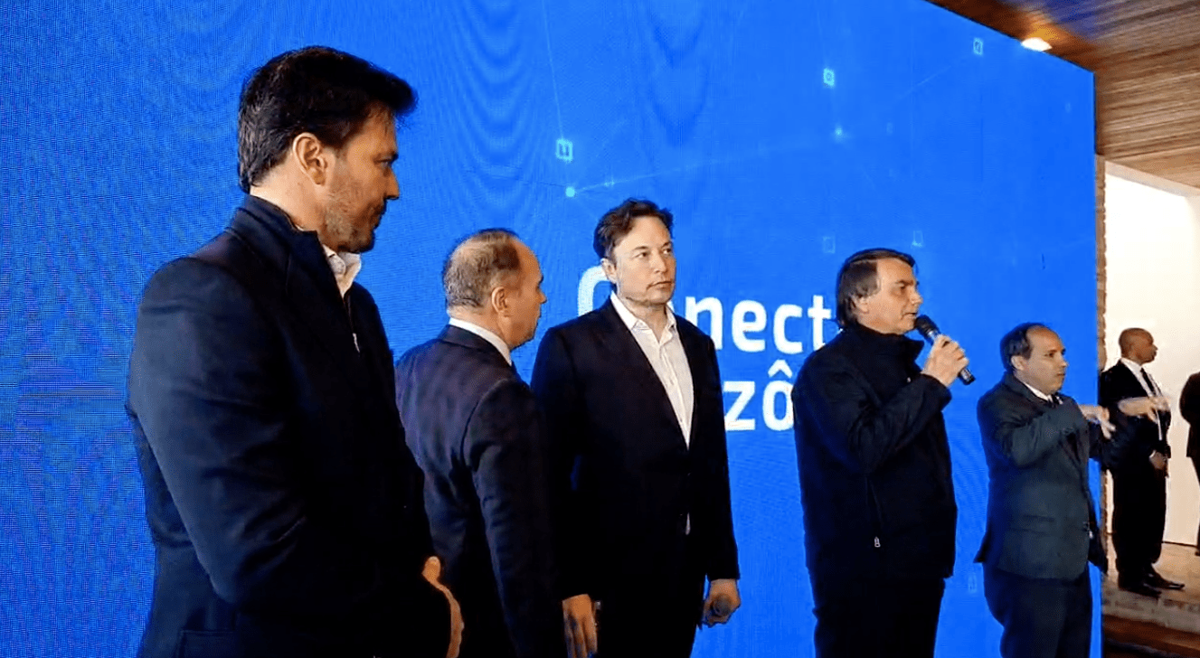 O ministro das Comunicações, Fábio Faria, ao lado do empresário sul-africano Elon Musk e do presidente Jair Bolsonaro, em Porto Feliz (SP)