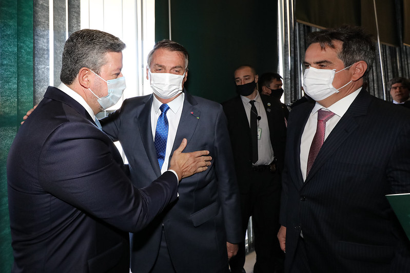 O presidente Jair Bolsonaro (PL) cumprimenta Arthur Lira (PP-AL), presidente da Câmara dos Deputados, ao lado do ministro-chefe da Casa Civil, Ciro Nogueira
(Foto: Marcos Corrêa/PR)