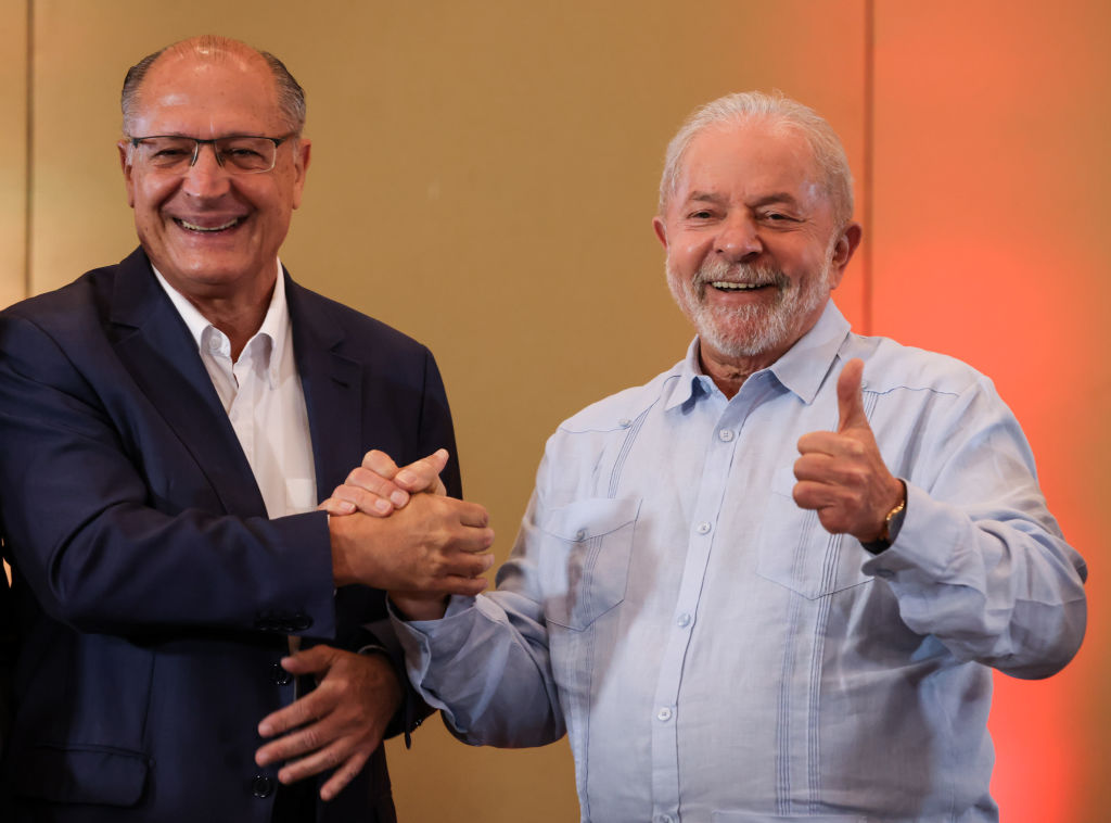 Geraldo Alckmin ao lado de Lula em pré-lançamento de campanha em São Paulo (Foto: Alexandre Schneider/Getty Images)