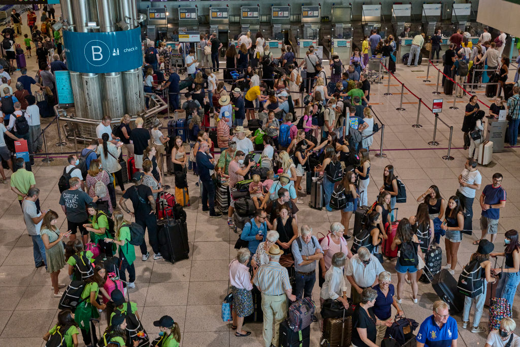 Viajantes lotam o saguão de embarque do Terminal 1 do aeroporto de Lisboa, em Portugal(Horacio Villalobos/Corbis via Getty Images)