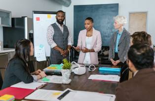 Conversa entre investidores e empreendedores em busca de investimentos para startup
