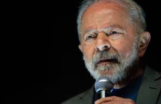 Lula discursa em evento de campanha