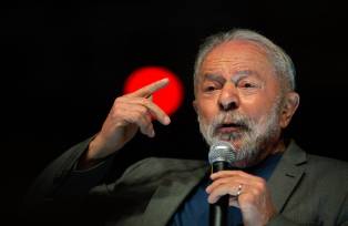 Lula segura microfone e discursa em evento