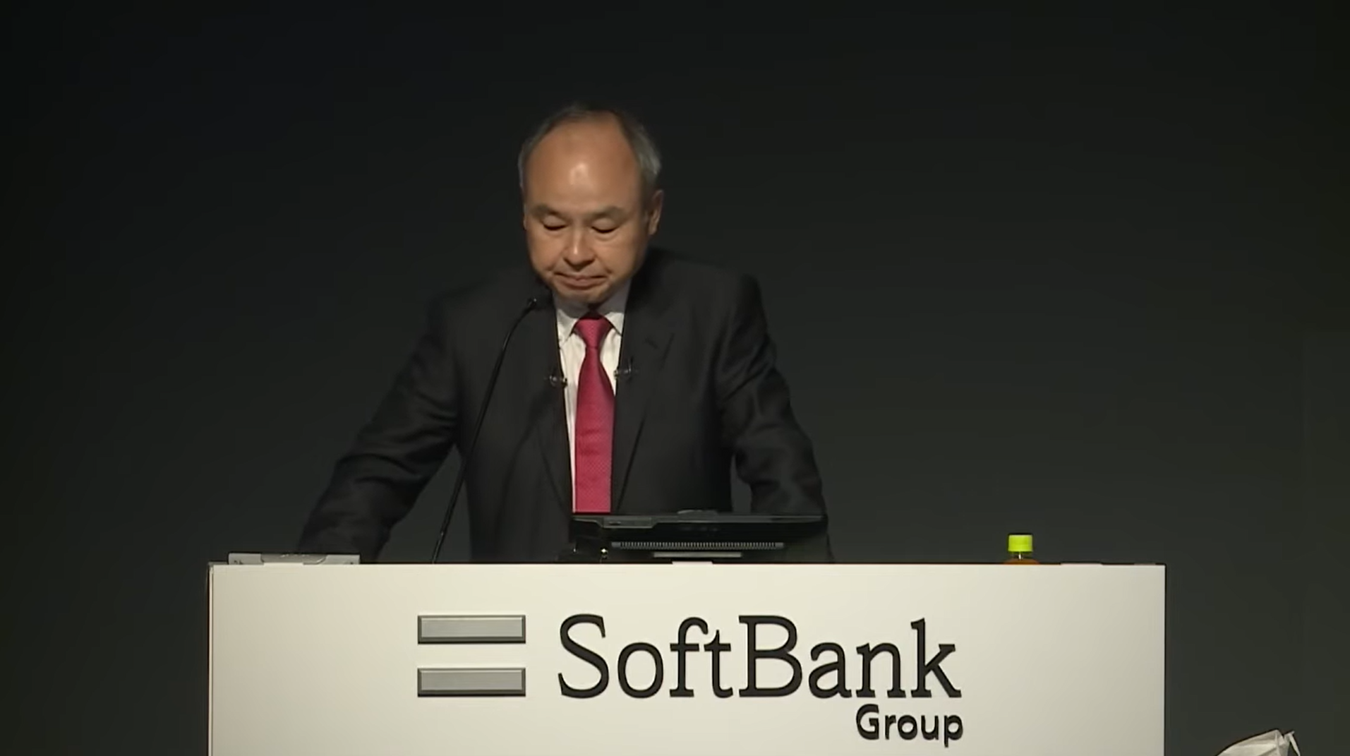 Masayoshi Son, CEO do Softbank, durante coletiva de imprensa para apresentação de resultados (Foto: Reprodução / SoftBank)