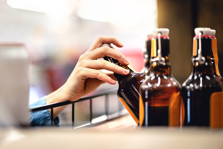 Pessoa pegando cerveja no supermercado (Foto: Getty Images)