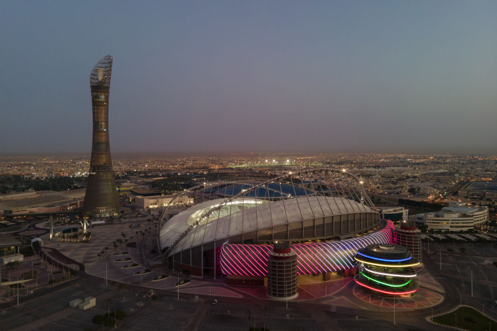 Vista aérea do estádio Khalifa ao nascer do sol, em 22 de junho de 2022, em Doha. Estádio será sede da Copa do Mundo do Catar de 2022 (Foto de David Ramos/Getty Images)