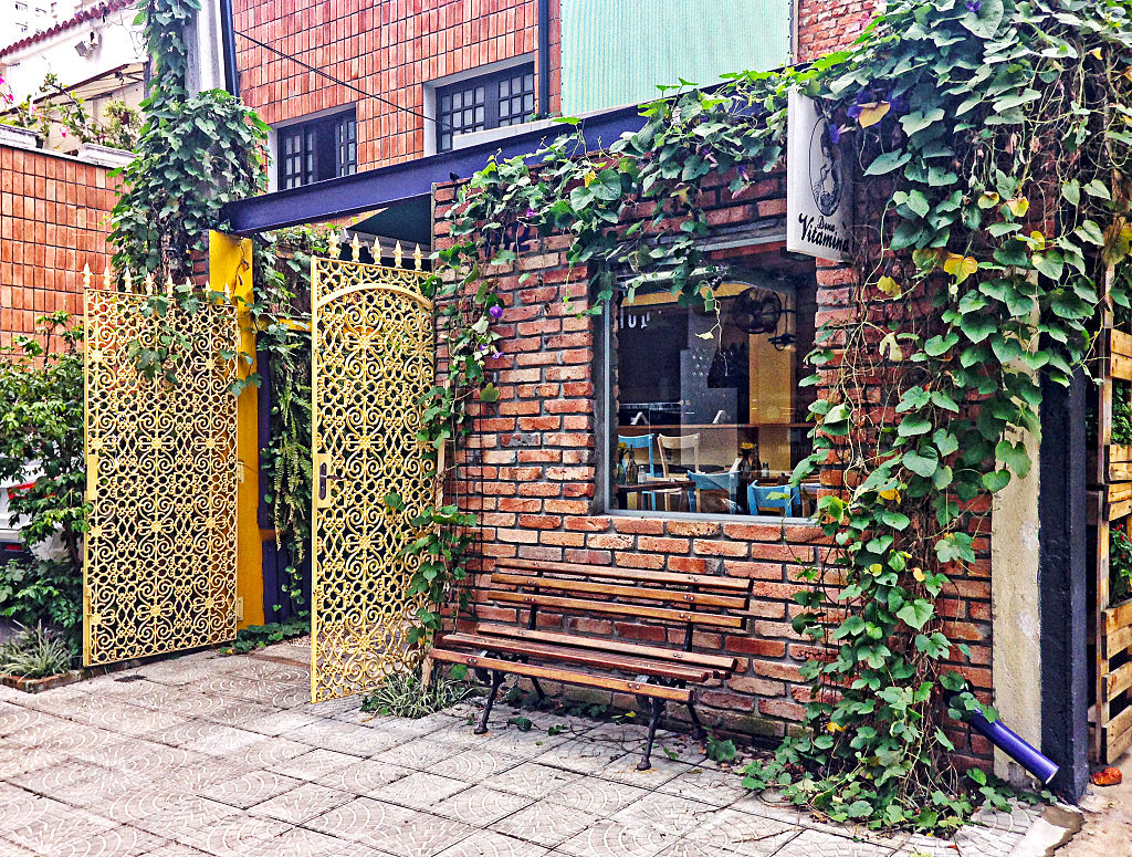 Uma pequena loja de sucos com porta amarela no bairro de Pinheiros, em São Paulo