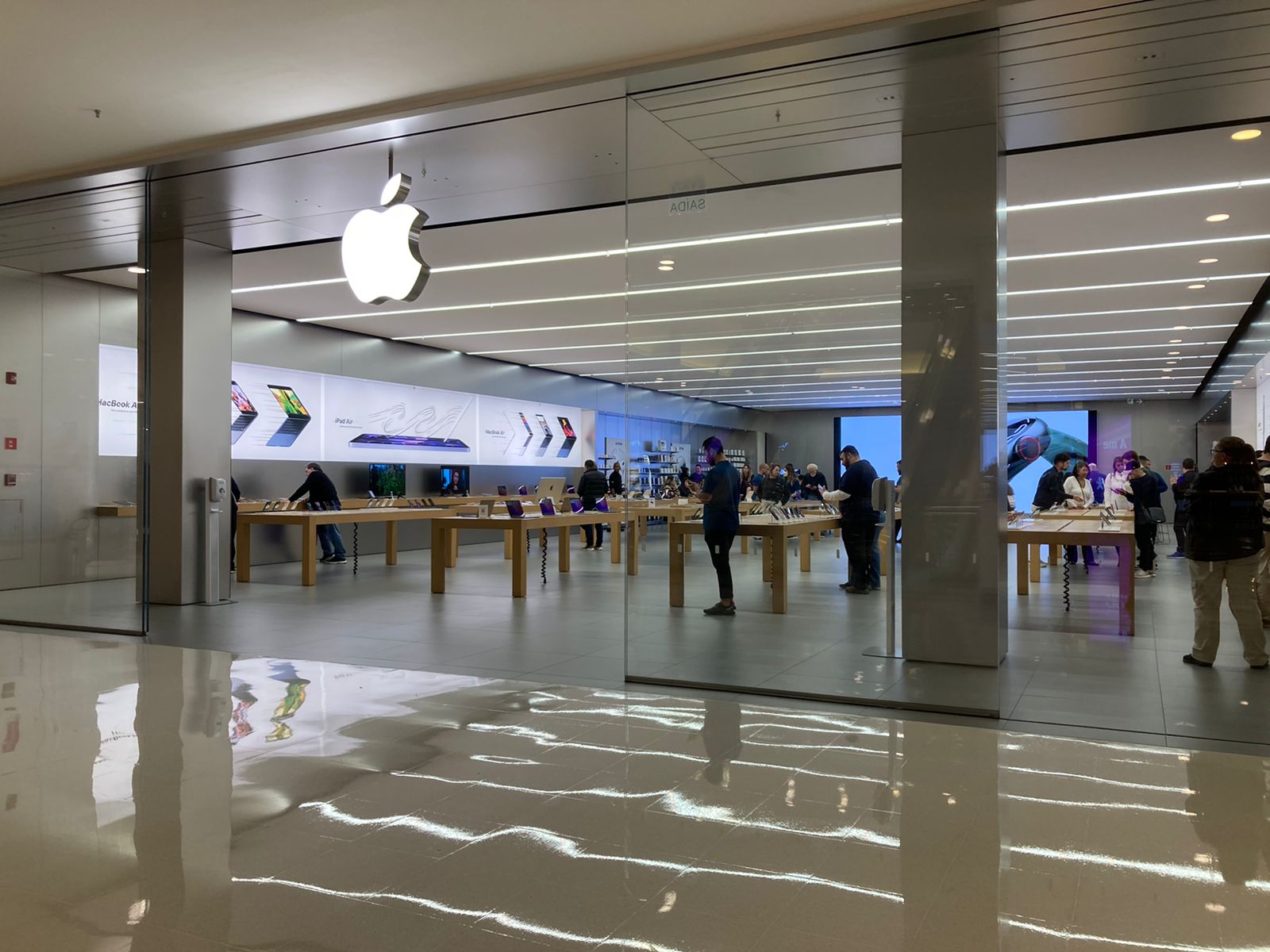 Loja da Apple no shopping Morumbi, na zona sul de São Paulo, uma das maiores e mais importantes unidades da marca no Brasil (Foto: Lucas Sampaio/InfoMoney)