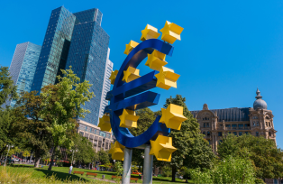 Fachada do Banco Central Europeu, com um símbolo de euro cercado por estrelas