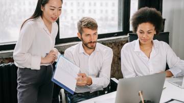 Equipe inclusiva, com pessoas de diferentes etnias e pessoa com deficiência