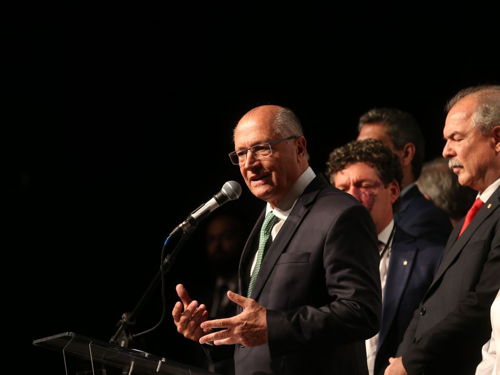 O vice-presidente eleito e coordenador, Geraldo Alckmin (PSB), em coletiva de imprensa no CCBB, em Brasília ( Foto: Antonio Cruz/Agência Brasil)