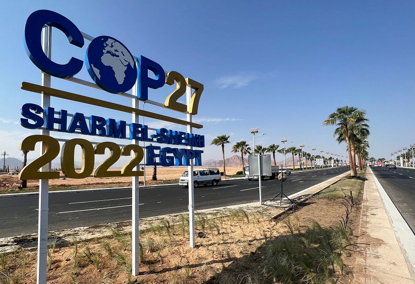 Placa da COP27 na estrada que leva ao local da conferência em Sharm el-Sheikh, no Egito
20/10/2022 REUTERS/Sayed Sheasha