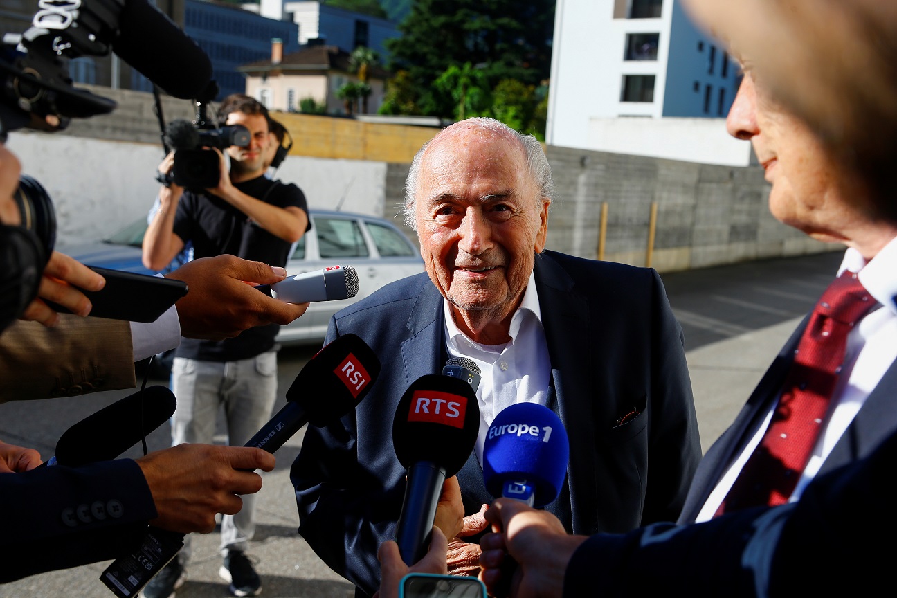 Ex-presidente da Fifa Joseph Blatter fala com jornalistas em frente a tribunal em Bellinzona, na Suíça
09/06/2022 REUTERS/Arnd Wiegmann