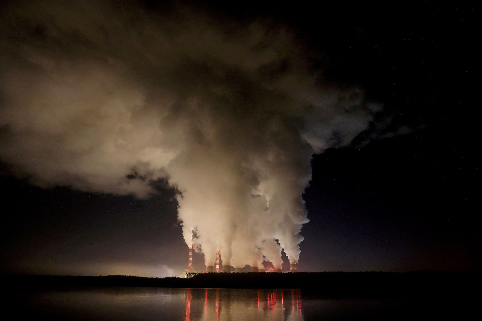 Fumaça e vapor saindo da central elétrica de Belchatow, a maior usina a carvão da Europa, operada pelo PGE Group, à noite perto de Belchatow, Polônia, em 5 de dezembro de 2018. (Foto: REUTERS/Kacper Pempel//File Photo)