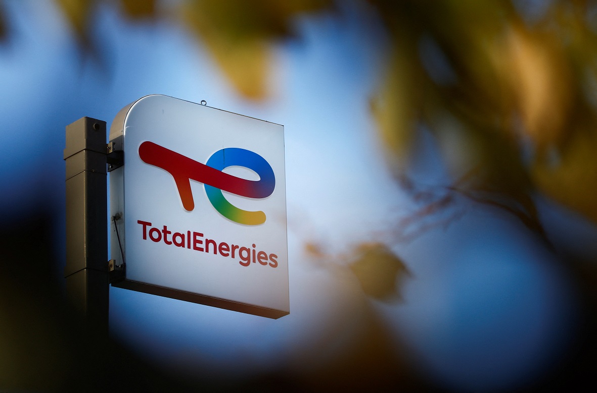 Logo da Total Energies em unidade da empresa na França. (Foto: REUTERS/Stephane Mahe)