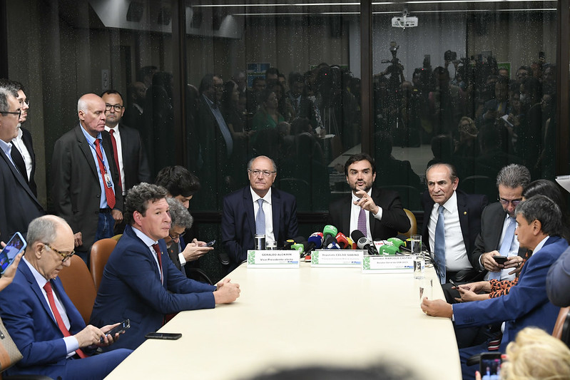 Entrevista coletiva após reunião entre integrantes da Comissão Mista de Orçamento (CMO) e o coordenador da equipe de transição do novo governo, o vice-presidente da República eleito, Geraldo Alckmin (foto: Roque de Sá/Agência Senado)