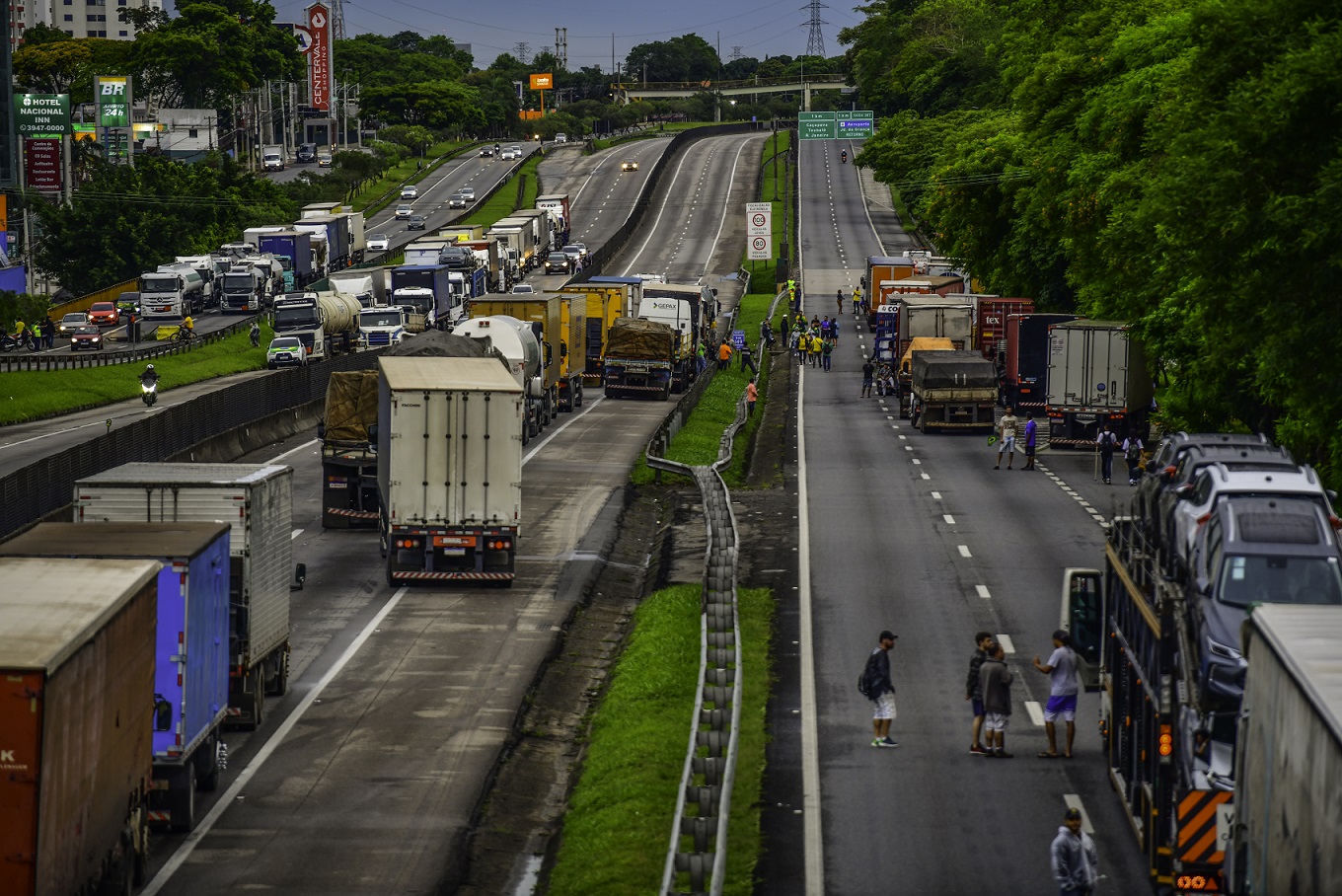 Pontos da Via Dutra foram interditados por caminhoneiros apoiadores do       presidente da República, Jair Bolsonaro (PL), na altura do quilômetro       149, em São José dos Campos (SP), na manhã desta terça-feira, 01 (LUCAS LACAZ RUIZ/ESTADÃO CONTEÚDO)