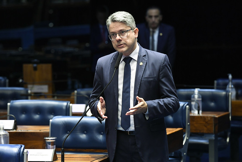 O senador Alessandro Vieira discursa durante sessão no plenário do Senado Federal (Foto: Jefferson Rudy/Agência Senado)