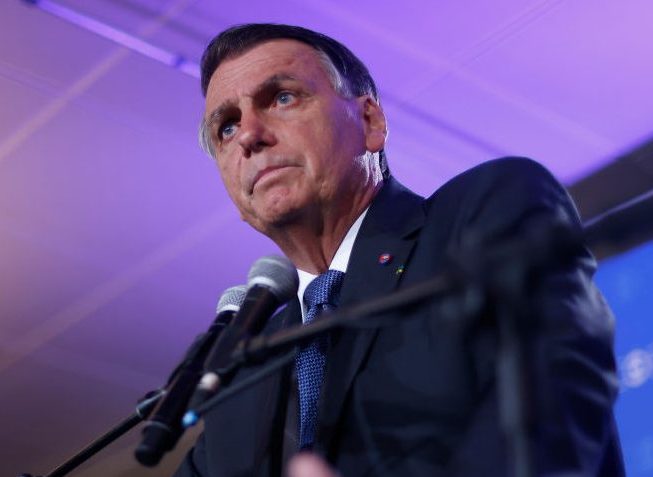 Jair Bolsonaro (PL) fala com jornalistas após debate nas eleições presidenciais de 2022 (Wagner Meier/Getty Images)