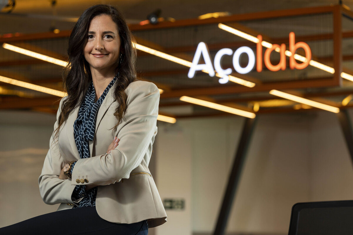 Paula ela é uma das únicas mulheres latinas certificadas “futuristas” pelo Institute for the Future, do Vale do Silício. Imagem: Leo Drumond / NITRO