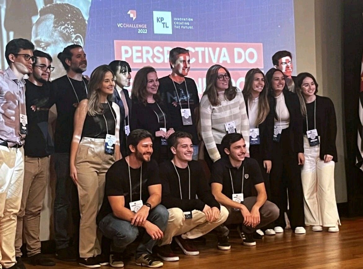 Equipe KPTL e estudantes durante o encerramento do VC Challenge 2022 (Divulgação)