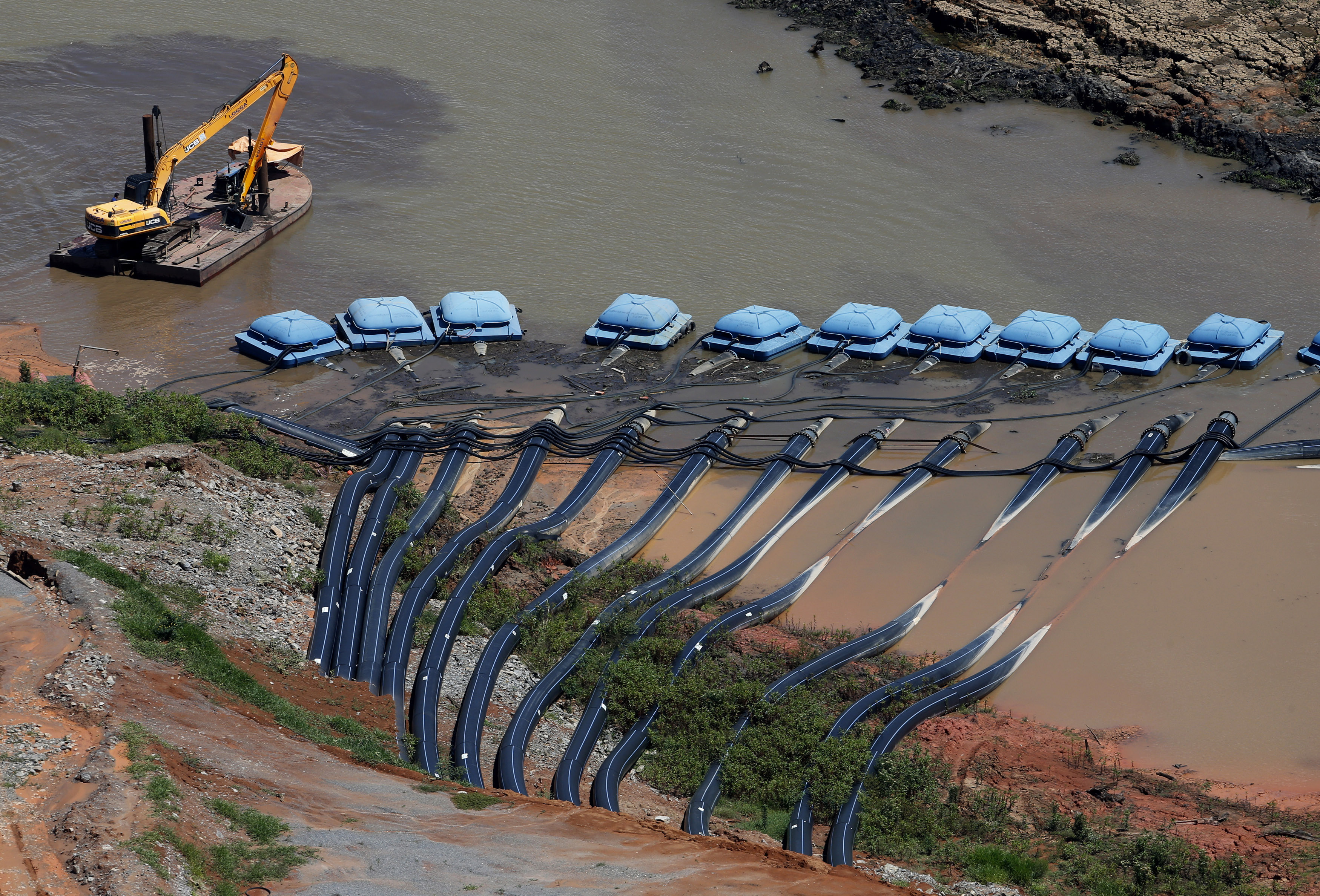 Equipamentos de empresa de saneamento básico, em Bragança Paulista (SP)
12/02/2015
REUTERS/Paulo Whitaker