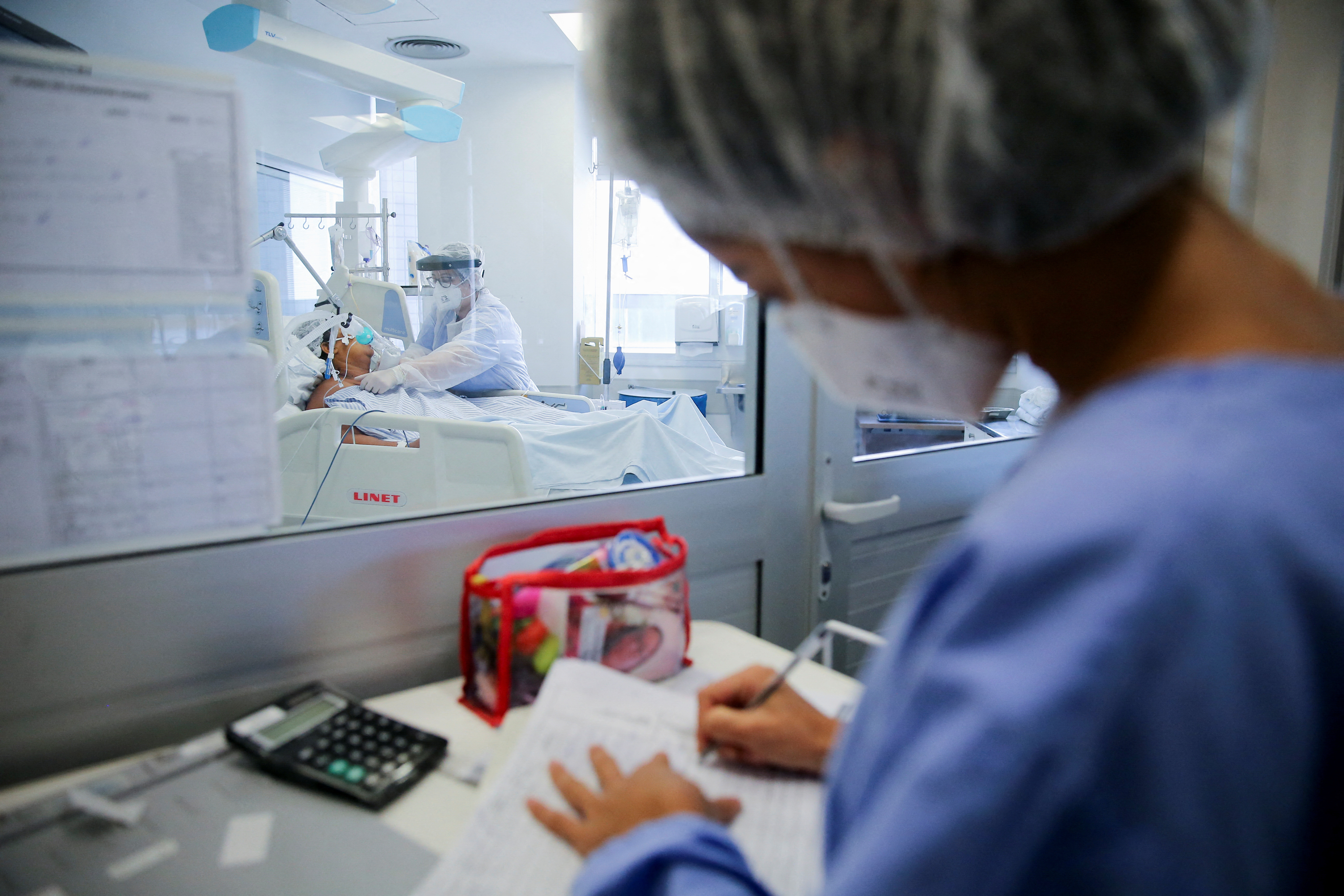 Profissional de saúde em hospital
REUTERS/Diego Vara