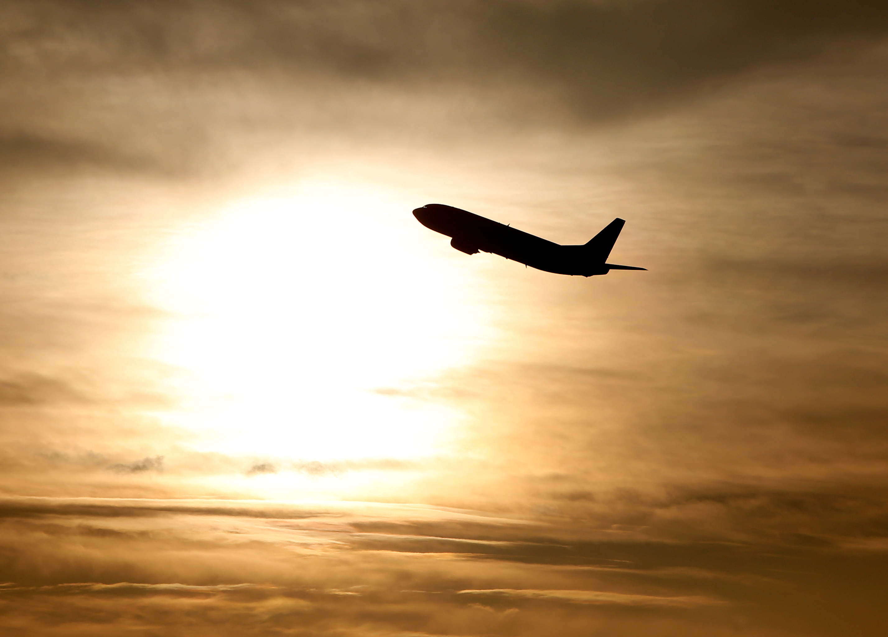 Avião é visto durante o nascer do sol próximo ao aeroporto internacional de Munique
09/01/2018 (Foto: 
REUTERS/Michaela Rehle)