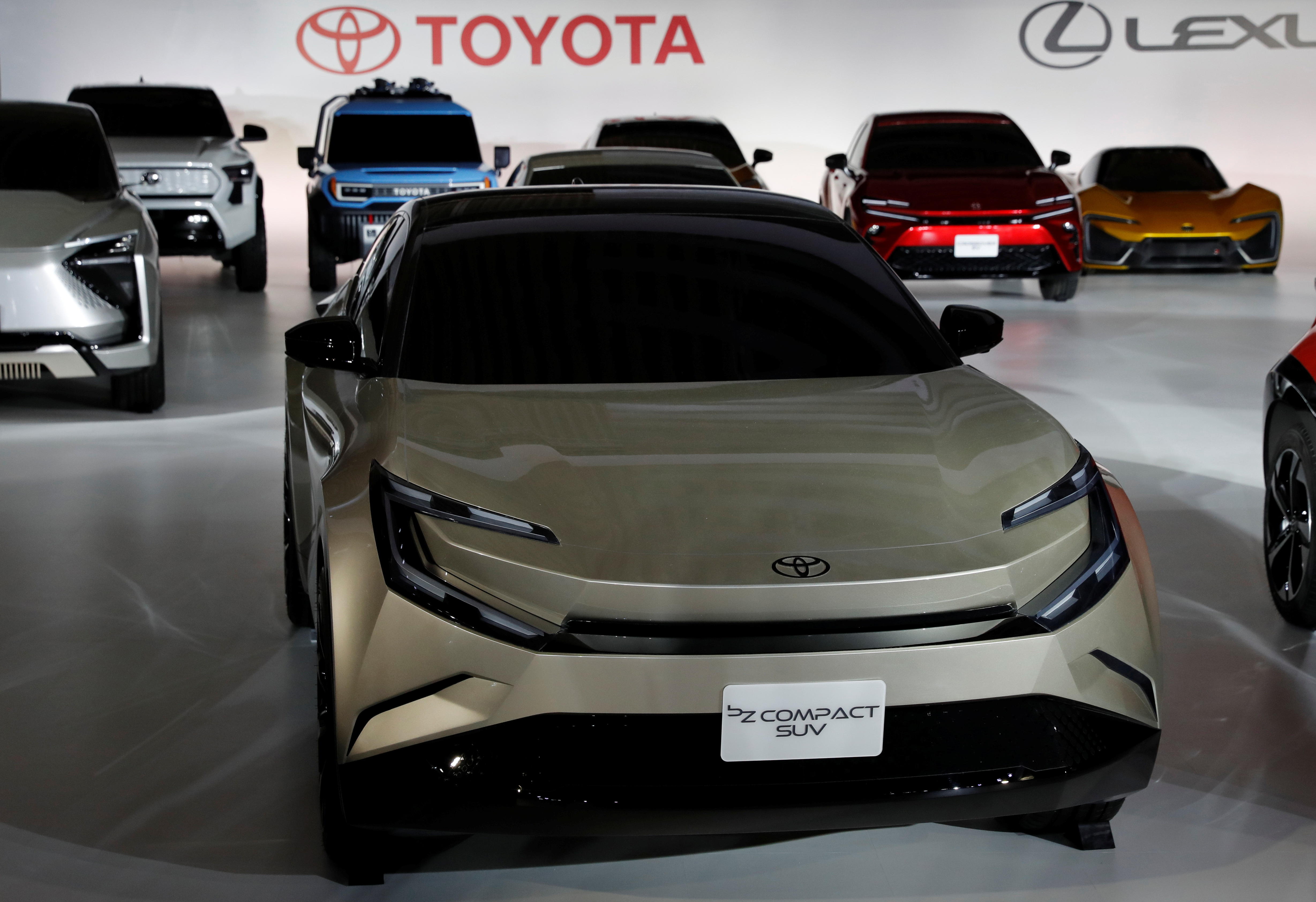 SUV compacto bZ da Toyota é apresentado após um briefing sobre as estratégias da empresa em veículos elétricos a bateria, em Tóquio, Japão. 14/12/2021. (Foto: REUTERS/Kim Kyung-Hoon)