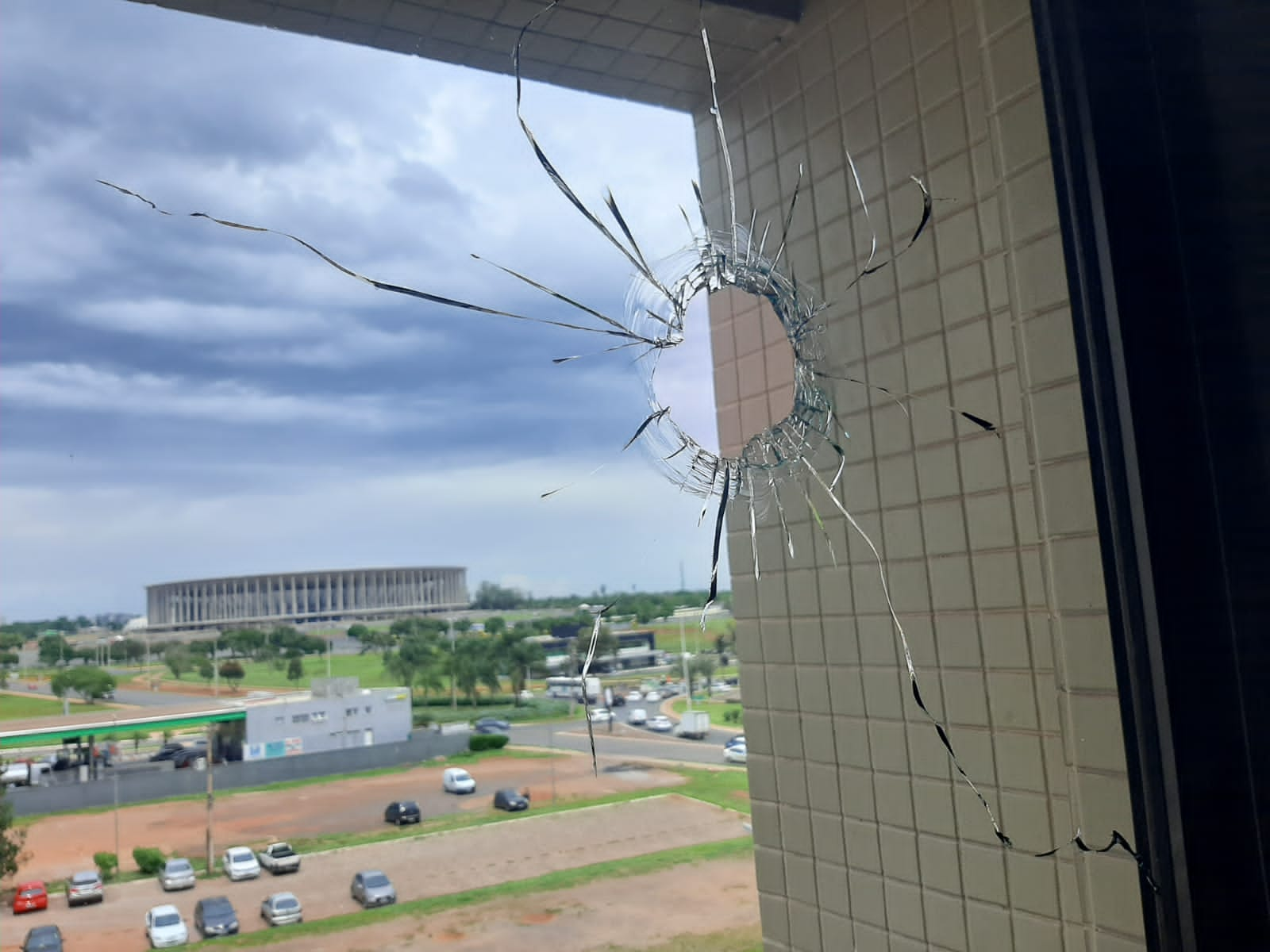 Projétil atinge quarto do hotel Grand Mercure em Brasília, com hóspede dentro, durante protestos bolsonaristas em 12/12/2022