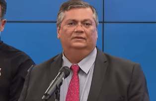 O ministro da Justiça e Segurança Pública, Flávio Dino (PSB), em coletiva de imprensa sobre atos golpistas em Brasília (Reprodução/YouTube)