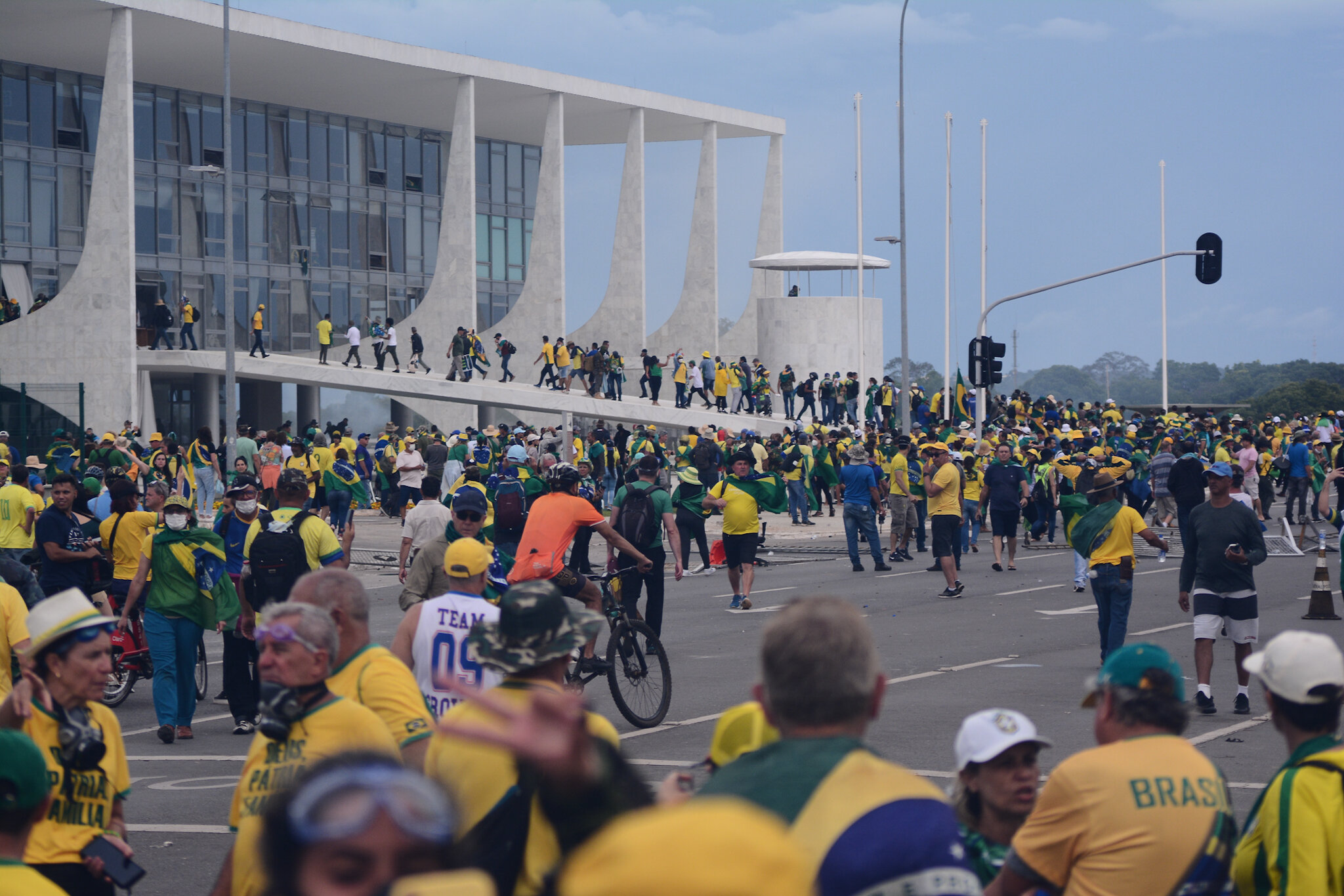 Apoiadores do ex-presidente Jair Bolsonaro durante a invasão ao Palácio do Planalto (Foto: LUCAS NEVES/ENQUADRAR/ESTADÃO CONTEÚDO)