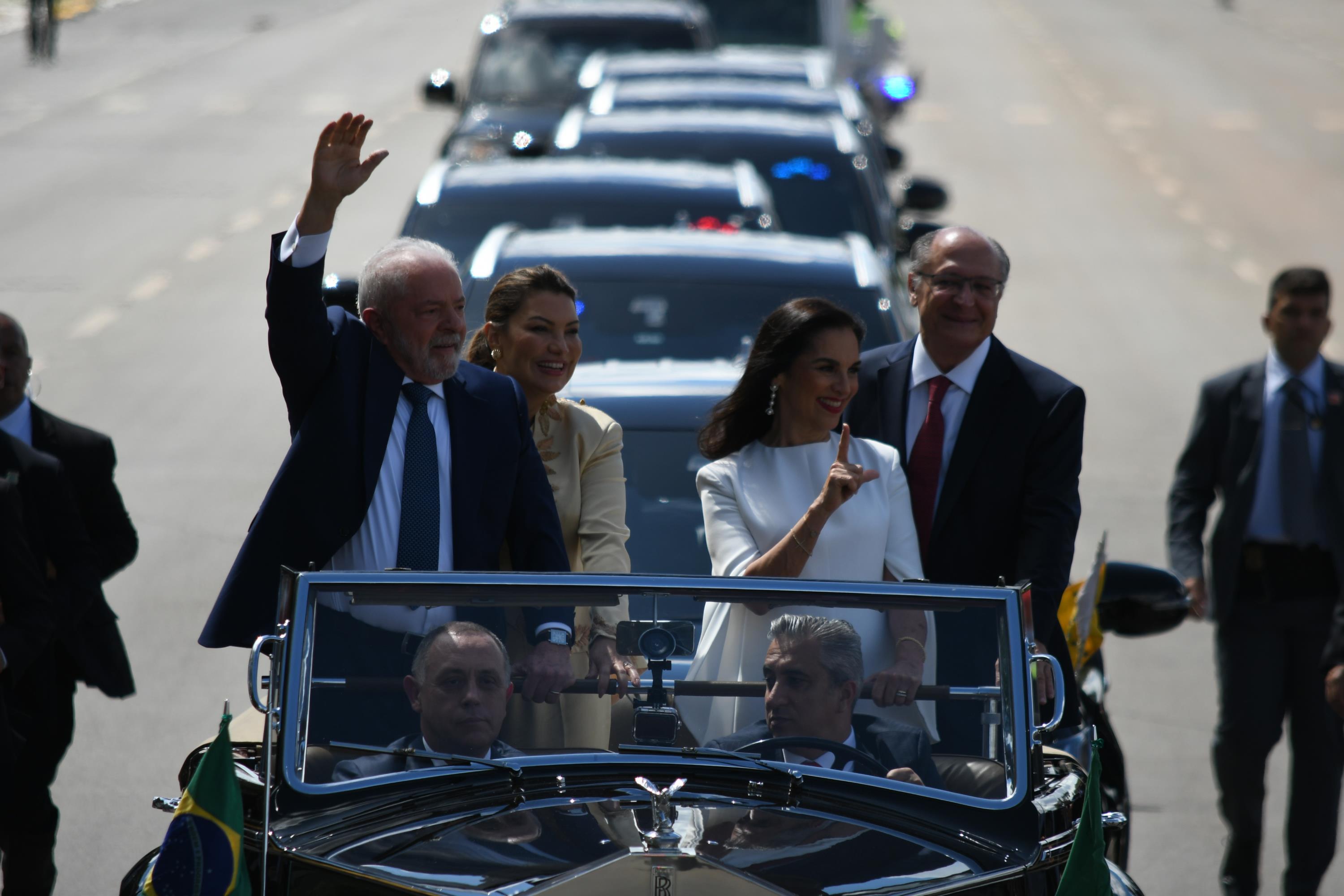 SP - PRESIDENTE-LULA-DESFILE-CARRO-ABERTO-POSSE - POLÍTICA - O presidente Lula, a primeira dama Janja,  o vice presidente Geraldo Alckmin e sua esposa Lu Alckmin durante desfile em carro aberto no evento de posse, na cidade de Brasília, DF, neste domingo, 01. 01/01/2023 - Foto: ANDRé RIBEIRO/FUTURA PRESS/FUTURA PRESS/ESTADÃO CONTEÚDO