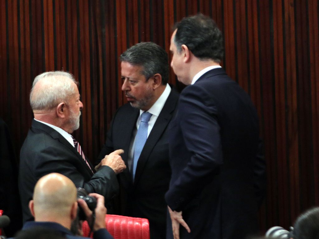 O presidente Luiz Inácio Lula da Silva (PT), conversa com os presidentes da Câmara dos Deputados, Arthur Lira (PP-AL), e do Senado Federal, Rodrigo Pacheco (PSD-MG), durante cerimônia de   diplomação no TSE (Foto: Fabio Rodrigues-Pozzebom/Agência Brasil)