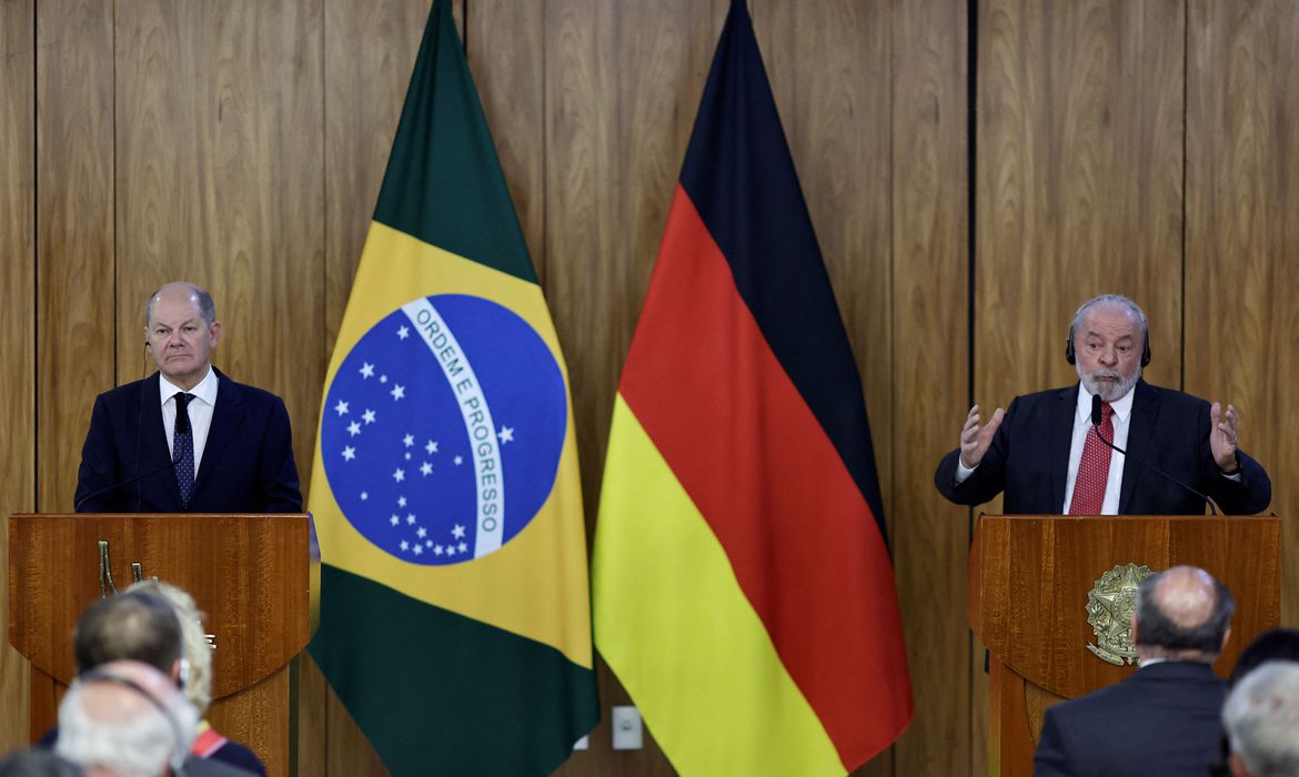 O presidente Luiz Inácio Lula da Silva (PT) e o chanceler alemão Olaf Scholz em encontro no Palácio do Planalto (Foto: Ueslei Marcelino/Reuters)