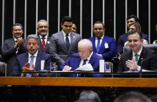 Lula assina termo de posse