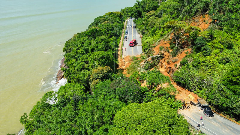 Trecho bloqueado da rodovia SP-055 no litoral norte de SP (Defesa Civil de Ubatuba)